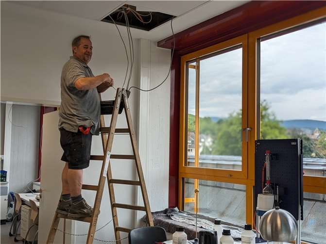 Reiner Pannenbecker, ein Mitarbeiter, der mit der Ausführung von Elektro-Arbeiten beauftragten Firma, in einem der naturwissenschaftlichen Räume. Foto: ks