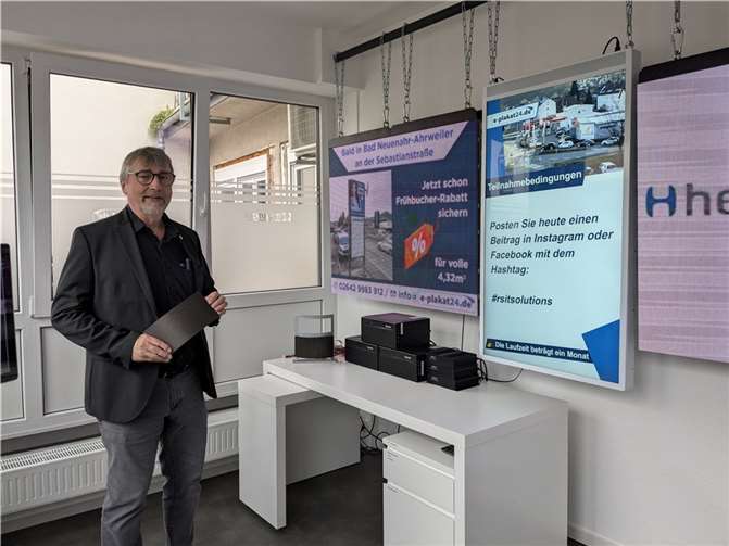 Reiner Stutz erklärt die Unterschiede der Modelle im Ausstellungsraum.  Fotos: KS