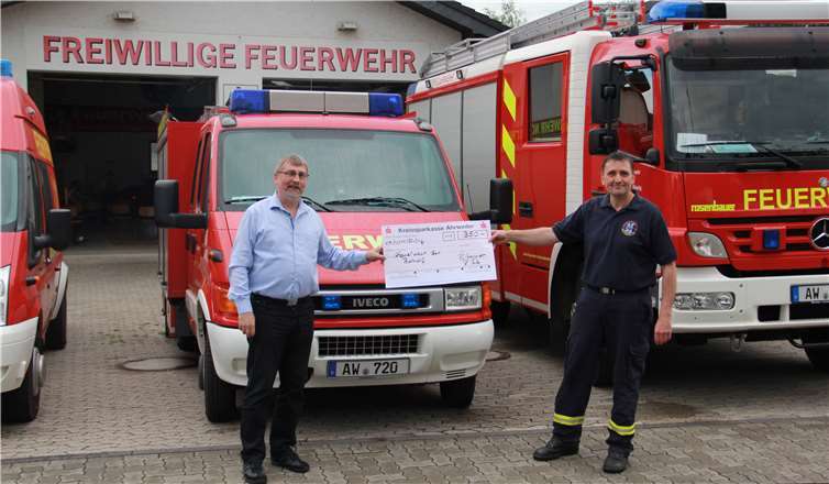Reiner Stutz überreicht Rene Schmitt einen Scheck für den Löschzug Bad Bodendorf. Foto: privat