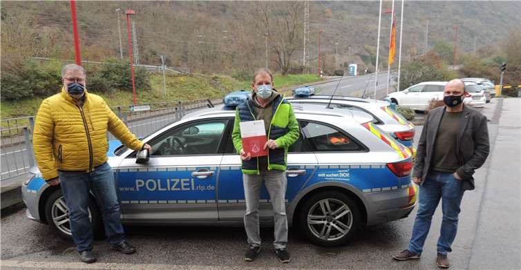 Reiner Zenz (Bildmitte) mit dem stellvertretenden Inspektionsleiter, Erster Kriminalhauptkommissar Lothar Wecker (links) und Kriminalhauptkommissar Norbert Flick (rechts). Foto: Polizei