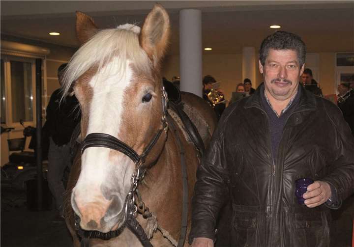 Reinhard Berwanger stellt bei vielen Martinszügen sein gutmütiges Pferd zur Verfügung.