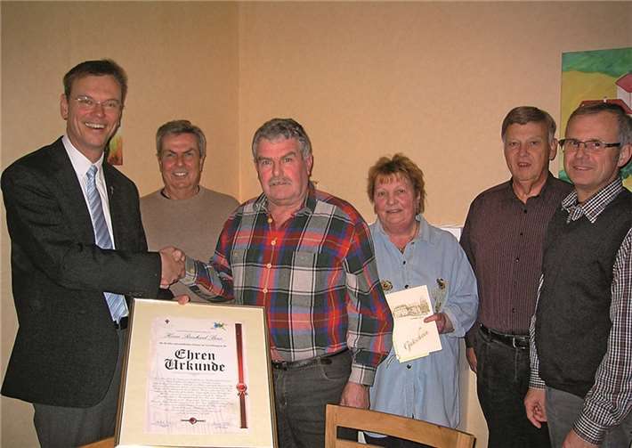 Reinhard Bous’ vier Jahrzehnte währender Einsatz wurde gewürdigt (v. l.): Pfarrer Norbert Missong, Otto Warmbold (Verwaltungsratsmitglied), Reinhard Bous, Ehefrau Christel Bous, Horst Schmitz (Pfarreienratsvorsitzender und PGR Vorsitzender) und Reinhard Auer (stellvertretender Verwaltungsratsvorsitzender).