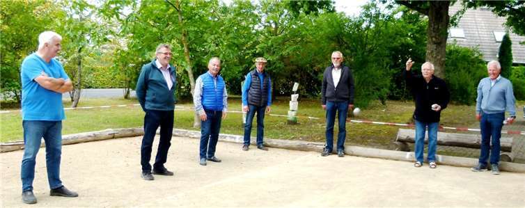 Reinhard Heiß (2. v. rechts) wirft die Kugel zu seinem zweiten Sieg in Folge und gewinnt gegen Klaus Martens (3. v. rechts) und Hans-Jürgen Braun (rechts). Fotos: Ulli Burkholz