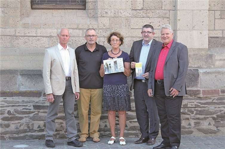 Vorstellung des „Immerwährender Kalenders“ Reinhard Helf, Georg Schuch, Roswitha Henrichs, Frank Mertes und Alfred Wiersch (v.li.) präsentieren den neuen „Immerwährenden Kalender“. privat