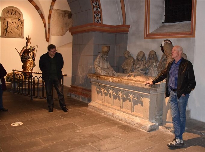 Reinhard Helf und Jürgen Schneider erläutern die vorgesehene Restaurierung des Heiligen Grabes im Mariendom. Foto: Karl-Peter Schmelzeisen