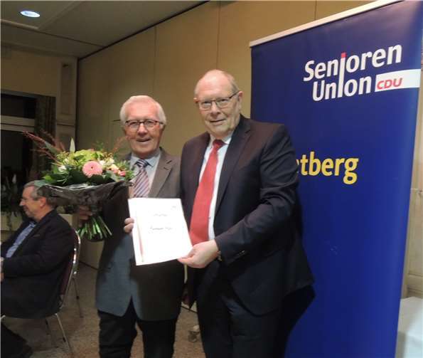 Reinhard Hertz wurde mit Urkunde und Blumenstrauß geehrt.