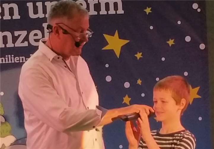 Reinhard Horn mit Timo Mittnacht aus der Klasse 3c, der mutig ein Solo gesungen hat: „Der kleinste Stern am Himmelszelt“.