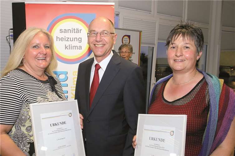 Reinhard Horre, Hauptgeschäftsführer Fachverband SHK Rheinland-Rheinhessen, nahm den SHK-Verbandstag zum Anlass, die Weiterbildungsmeister/-gesellen 2014 zu ehren. Mit dem ersten Preis in der Kategorie „Weiterbildungsmeister“ wurde Geno Bleser (r.) ausgezeichnet. Einen zweiten Preis konnte Evelyn Sommer in der Kategorie Weiterbildungsgeselle erzielen.privat