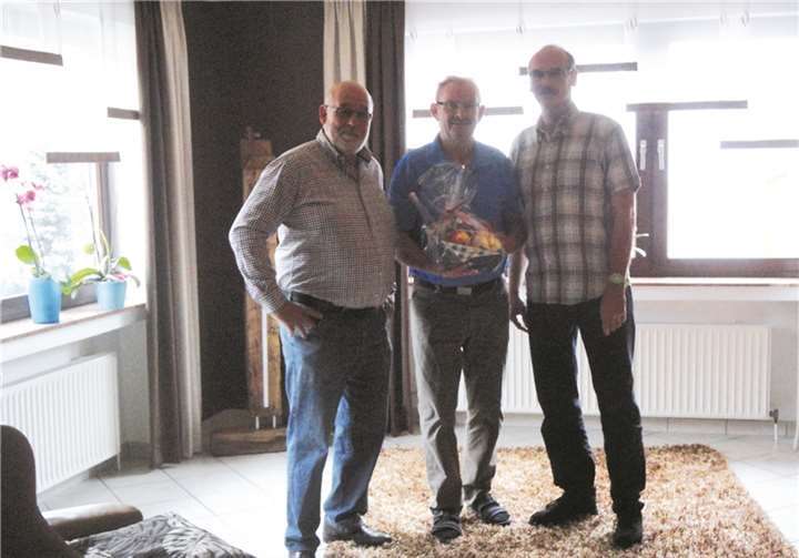 Reinhard Kiesselbach und Jupp Scherhag bedankten sich bei Alfred Bittner.privat