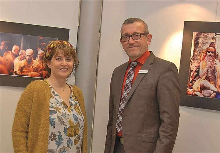 Reinhard Schmitz, Leiter der Geschäftsstelle Schlossstraße mit Ana Martinez, in ihrer aktuellen Ausstellung, in der Aufnahmen zu sehen sind, die auf ihren Reisen nach Vietnam und Nepal entstanden. privat