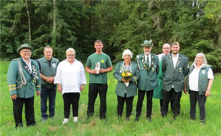 Reinhard Wilhelmi, Jonas Wilhelmi, Christiane Burger; Schützenkaiser Lucas Eiden, KönigspaarMichaela und Michael Steffes, Thilo Schmitt, Markus Steffes, Barbara Wilhelmi. Fotos: privat