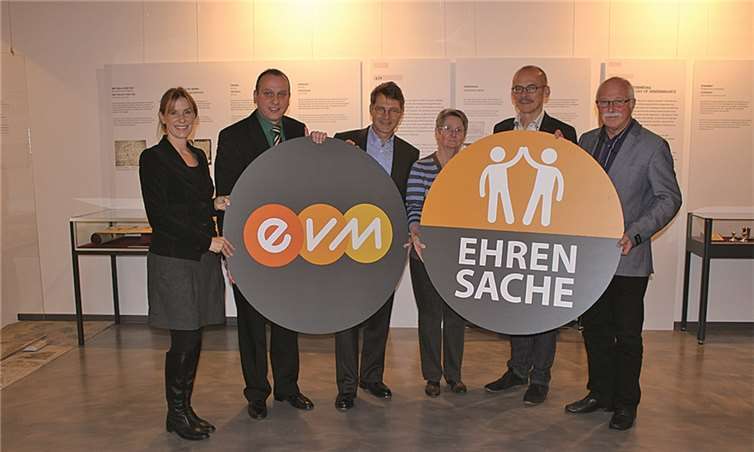 Reinhard Wolff, stellvertretender Vorsitzender des Fördervereins , nahm die Spende gerne für die ehemalige Synagoge in Niederzissen entgegen. privat