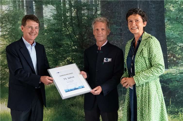 Reinhard Wolff und Thomas Wolff mit Andrea Stenz, Regionalgeschäftsführerin der IHK.  Foto: Jörg Pechtold