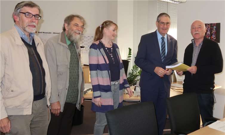 Reinhard van Ooyen (v. r.) Andreas Owald, 1. Beigeordneter Peter Diewald, Stephanie Kwiaton, Klaus Puchstein und Klaus Liewald bei der Übergabe der Unterschriften. Foto: privat