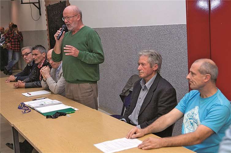 Reinhold Hermann (stehend), der Sprecher der Bürgerinitiative, erläuterte zusammen mit seinem Mitstreitern (v. l.) Engelbert Mohr, Reiner Wolf, Ulrich Radzey, Bauernverbands-Präsident Hans Boes und Holger Bäsel, welche Gefahren von dem geplanten Güllesee ausgehen könnten.VJ