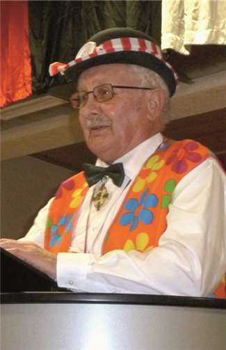 Reinhold Maurer unterhielt das Publikum als Doof Noos meisterlich mit seinen Witzen.