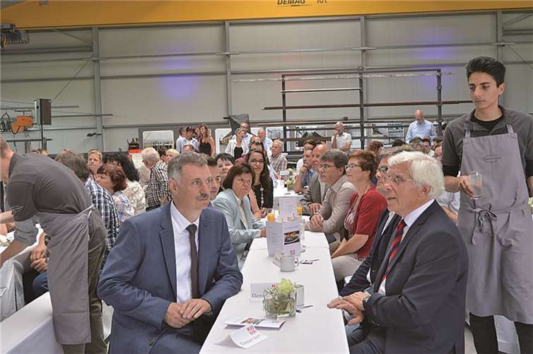 Reinhold Schmickler und Fritz Langenhorst im Gespräch in den neuen Produktionshallen.Jutta Plewa