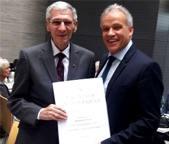 Reinhold Winn erhält den goldenen Meisterbrief vom Präsidenten der Handwerkskammer Koblenz, Kurt KrautscheidHans Hartenfels