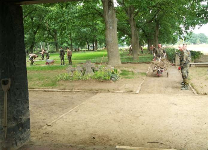 Reinigungsaktion der Bundeswehr am Ehrenfriedhof in Bad Bodendorf. Foto: Bernhard Knorr
