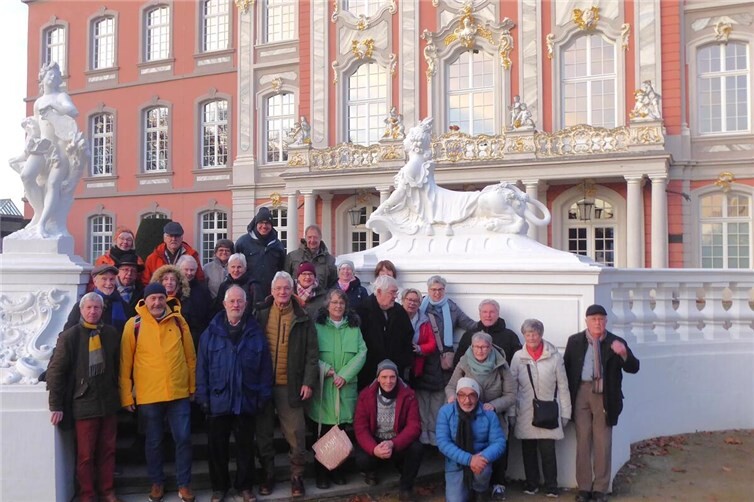 Reisegruppe „Brohler Kulturverein“ vor dem Kurfürstlichen Schloss.Foto: Rolf Nonn