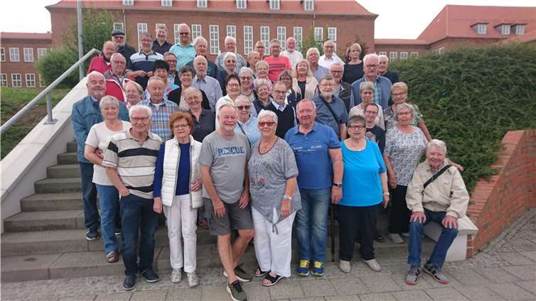 Reisegruppe MK Lahnstein vor der FH in Güstrow. Fotos: Marinekameradschaft Lahnstein