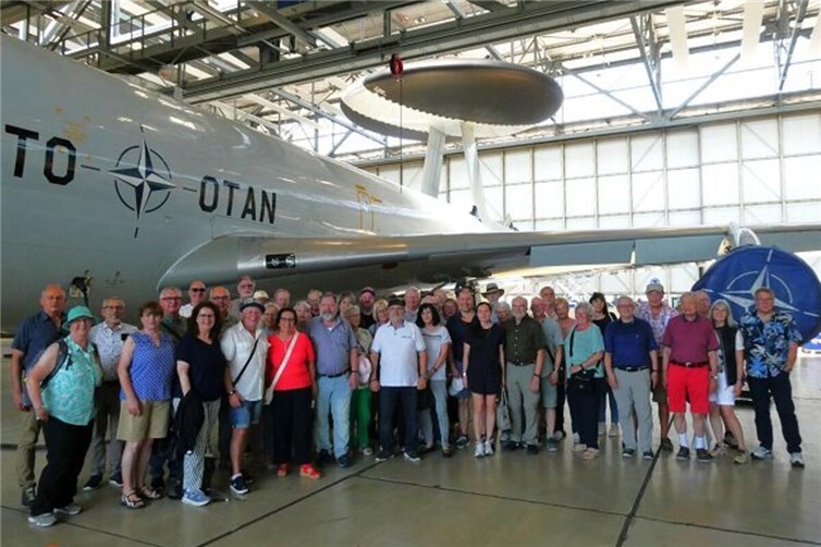 Reisegruppe der Sektion BNA vor einem AWACS-Flugzeug