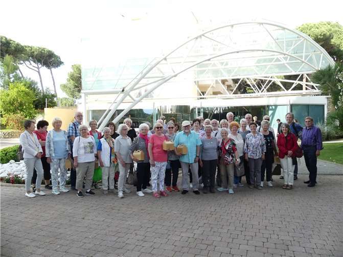 Reisegruppe vor dem Hotel Marinetta in Marina di Bibbona.  Foto: privat