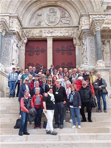 Reisegruppe vor der Abteikirche in Saint-Gilles. Foto: privat