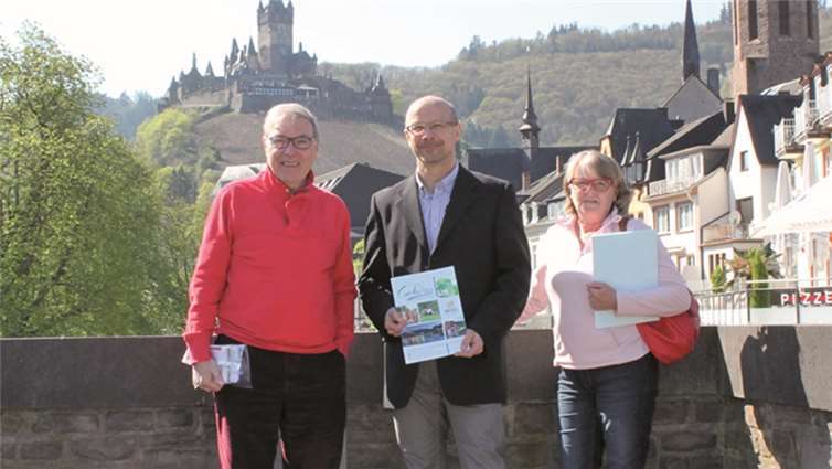 Reisejournalist August Charrin, der Leiter der Tourist-Information Ferienland Cochem, Harald Bacher, und Charrins Ehefrau (von links).privat