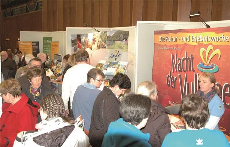 Reiselustige drängten sich an den Stand der Arbeitsgemeinschaft Laacher See.privat