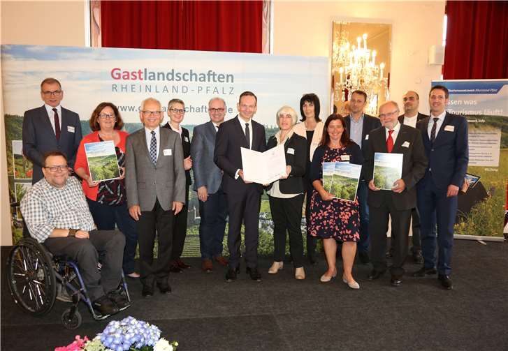 Reisen für Alle: (Dritte v.li.) Marion Wamig, TI Hocheifel-Nürburgring und Udo Seifen, Beigeordneter VG Adenau. Godehard Juraschek/Rheinland-Pfalz Tourismus GmbH