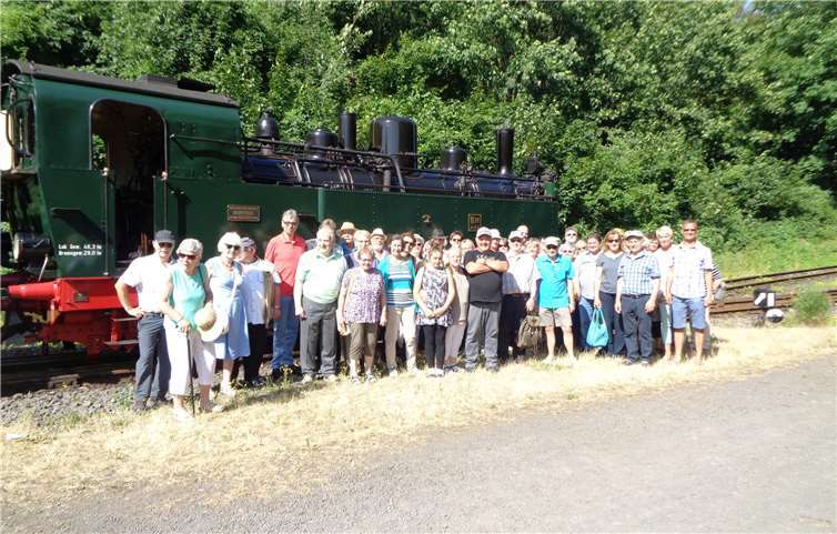 Reiseteilnehmer vor der historischen Dampflok des Brohltal-Express.Foto: VdK OV Mendig/Kruft