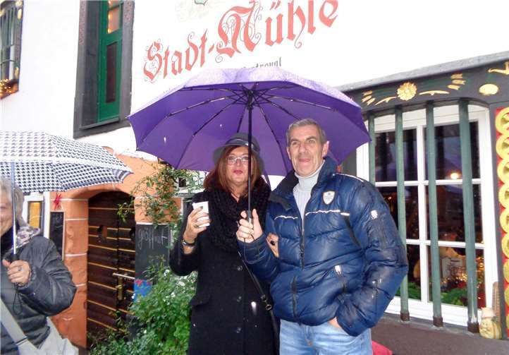 Reiseteilnehmer vor der historischen Stadt-Mühle. VdK OV Mendig/Kruft