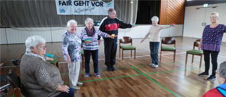 Reissäckchen auf den Armen balancieren ist gar nicht so einfach - davon konnte sich die Gruppe überzeugen.  privat