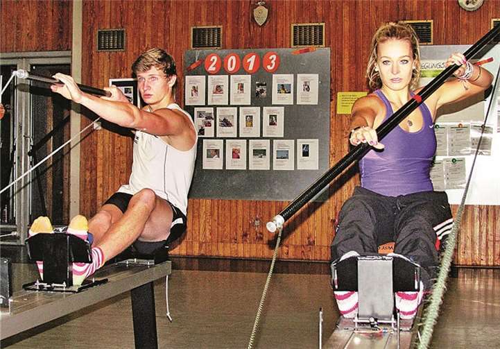 Reißen im Winter auch auf dem Paddelergometer viele Trainingskilometer herunter: Robin Breitbach und Larissa Schilde.privat