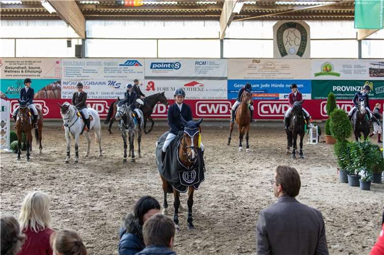 Reiter und Pferde versammelten sich zur Siegerehrung.