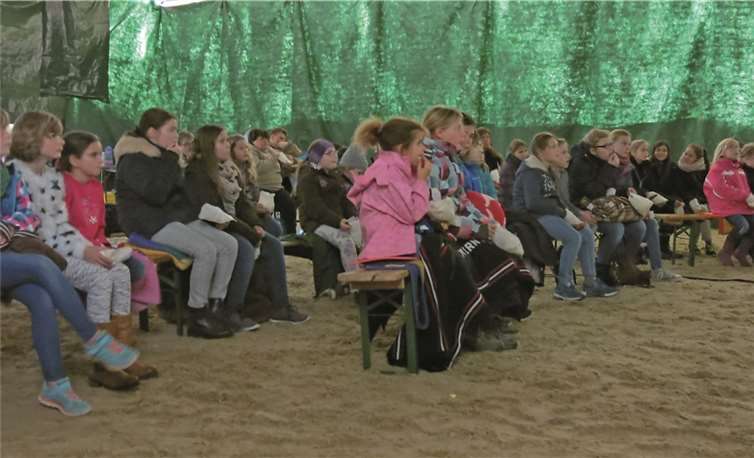Reithalle als Kinosaal: Die Kinder erlebten einen spannenden Film in einer besonderen Kulisse und konnten an passenden Mitmachaktionen teilnehmen. privat