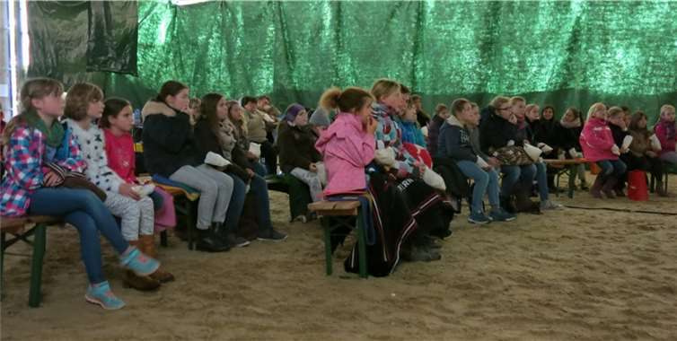 Reithalle als Kinosaal: Die Kinder erlebten einen spannenden Film in einer besonderen Kulisse und konnten an passenden Mitmachaktionen teilnehmen.privat