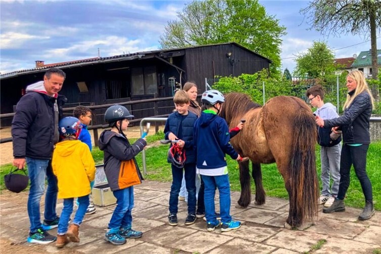 Reittherapeutin Louisa Lehnhoff-Mörtel im Element mit den Kindern