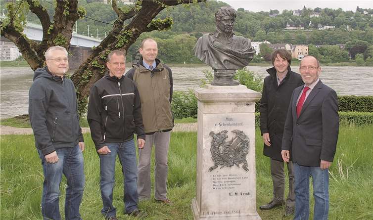 Rekonstruktion gelungen. Vertreter der Stadt und der mitarbeitenden Firmen freuten sich bei der Wiederaufstellung. US