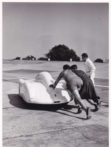 Rekordfahrten waren in den 50iger Jahren noch sehr populär und somit werbewirksam. Hier der Borgward-Rekordwagen auf der Rennstrecke in Montlhery bei Paris (F).Foto: Archiv Ridder