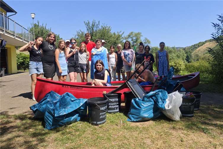 Rekordhitze und Einsatzfreude: Clean-up an der Mosel. Foto: Realschule plus und FOS Untermosel