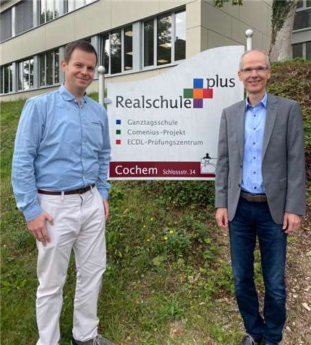 Rektor Christian Etzkorn begrüßt das neue Schulleitungsmitglied Martin Schmitt (v.l.n.r.). Foto: privat