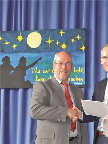 Rektor Christian Etzkorn überreichte Konrektor Josef Ibald die Urkunde zum Eintritt in den Ruhestand.privat