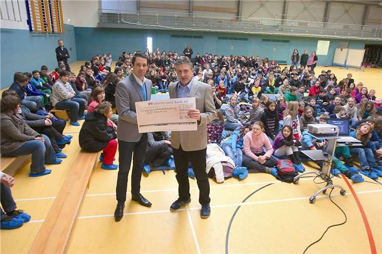 Rektor Edmund Mink überreicht Dr. Christian von der Brelie von ANDO die in 2012 gesammelten Spenden in Höhe von 2.333,98 Euro. -WT-