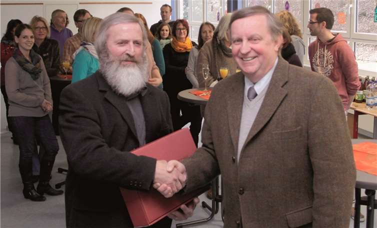 Rektor Karl Heinz Sundheimer (r.) entließ den beliebten Pädagogen Karl Heinz Mannebach in den Ruhestand. SES