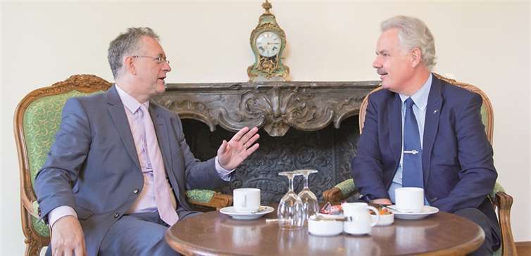 Rektor Prof. Dr. Michael Hoch (links) im Gespräch mit Bürgermeister Stefan Raetz.Volker Lannert/Uni Bonn