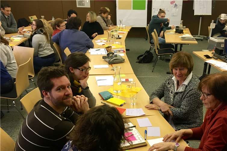 Rektorin Barbara Lohmer und Stellvertreterin Doris Stutz (rechts) im intensiven Austausch mit Kollegen.privat