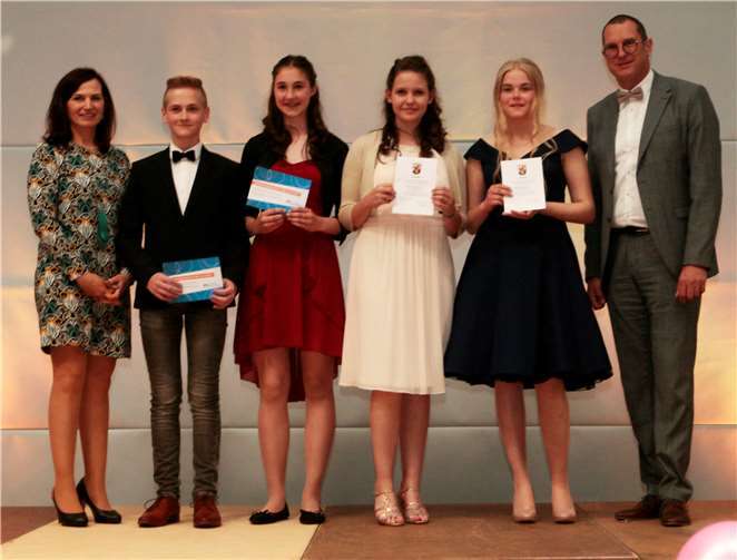 Rektorin Monika Schüller-Diewald (l.) und Michael Nisius (r.) von der Volksbank ehrten als Jahrgangsbeste (v. l.) Falko Schlich und Kira Thiesen sowie für soziales Engagement Tabea Klapperich und Lena Kuniewicz.