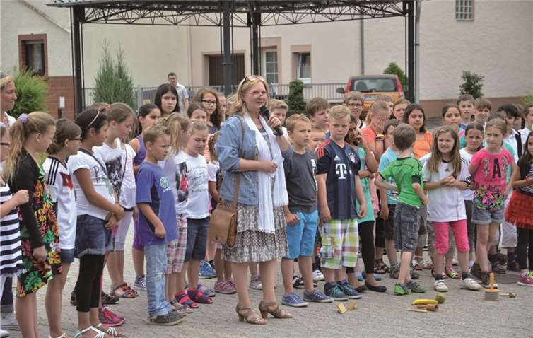 Rektorin Petra Moos begrüßt gemeinsam mit allen Schulkindern die Gäste des Sommerfestes.  privat